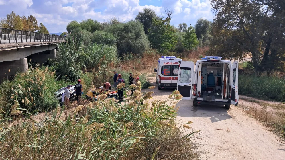 BALIKESİR’DE OTOMOBİL DERE KENARINA UÇTU: 2 YARALI