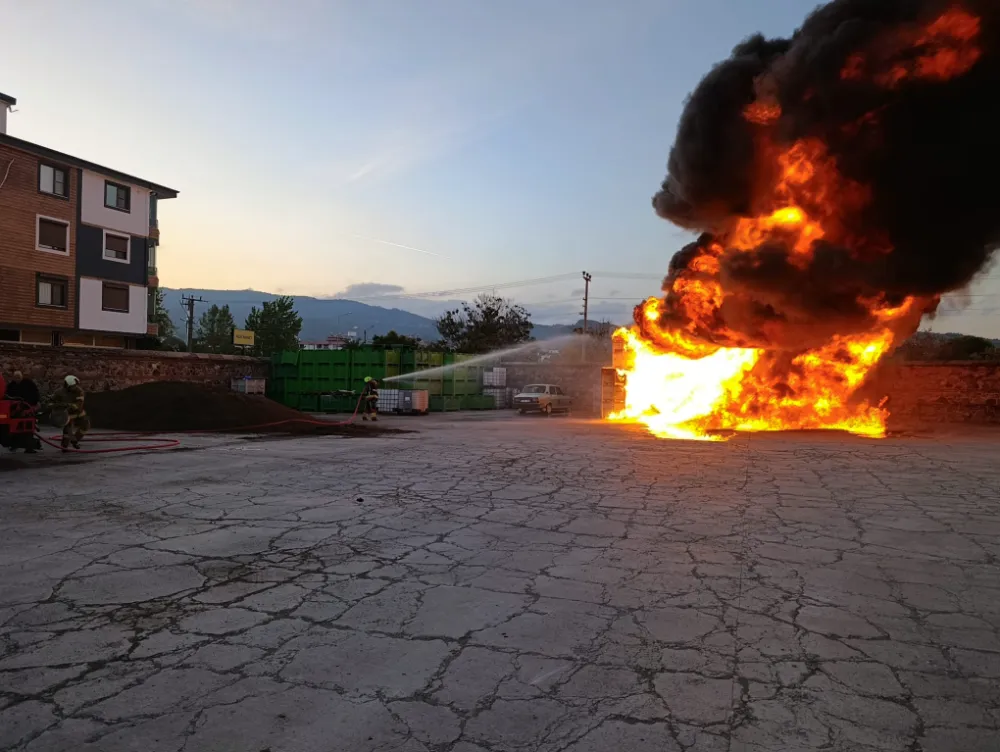 HAVRAN’DA ZEYTİNYAĞI TESİSİNDE ÇIKAN YANGIN KORKUTTU