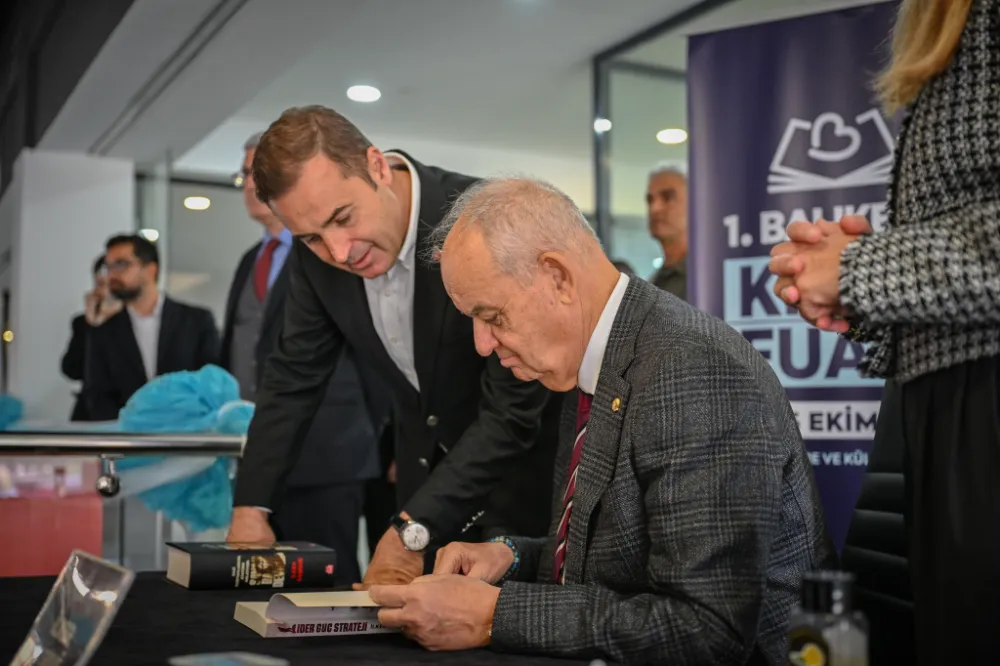 BAŞKAN AHMET AKIN, KİTAP FUARINDA İLKER BAŞBUĞ İLE BİR ARAYA GELDİ