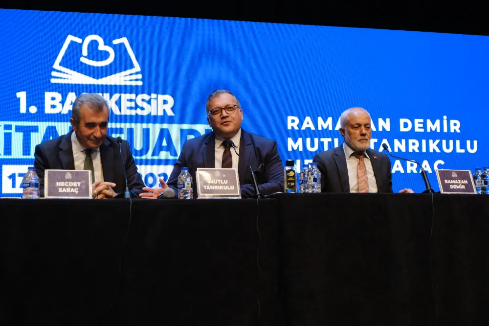 Edebiyat tutkunları Balıkesir Kitap Fuarı’nda salonları doldurdu