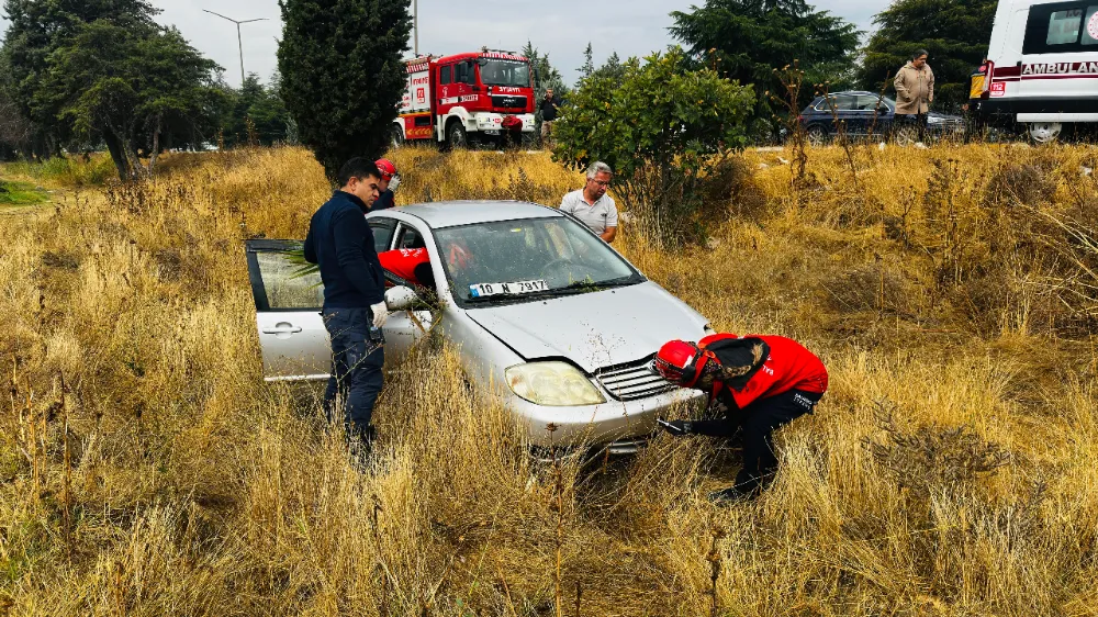 BALIKESİR’DE YAĞIŞLI HAVA KAZAYA NEDEN OLDU: OTOMOBİL ŞARAMPOLE UÇTU