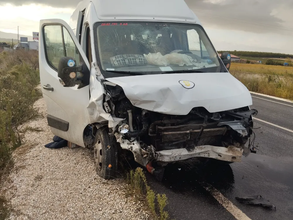 Gönen’de öğrenci servisi ile otomobil çarpıştı: 2 ölü, 7 öğrenci yaralı