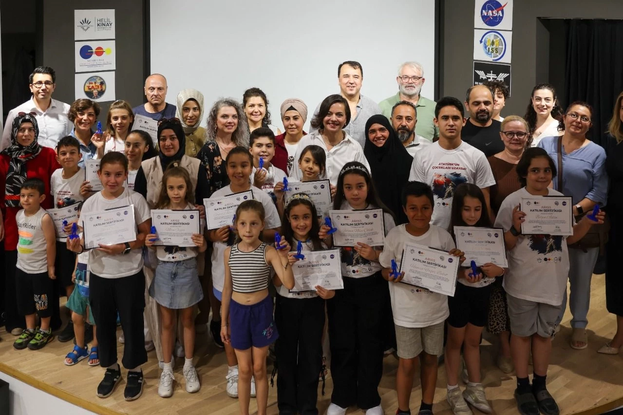 İzmir Karabağlar’da uzayla buluşan çocuklara sertifika töreni