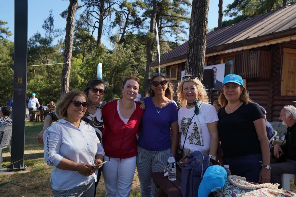 BALIKESİR’DE EMEKLİLER BÜYÜKŞEHİR’İN PİKNİĞİNDE BULUŞTU